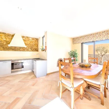 Holiday home Spacious House With Sea View In Quelfes, Shared Pool