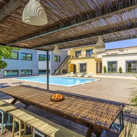 Holiday home Spacious House With Sea View In Quelfes, Shared Pool Quelfes