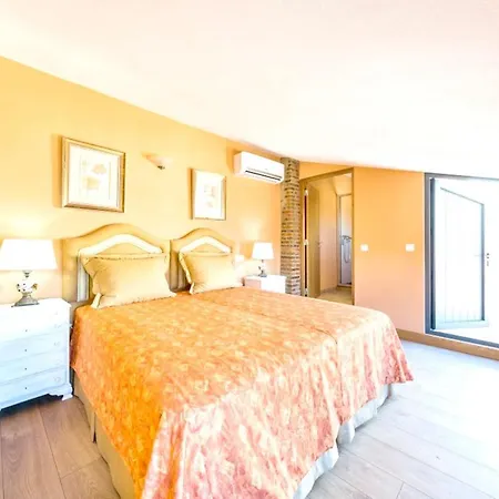 Spacious House With Sea View In Quelfes, Shared Pool Quelfes