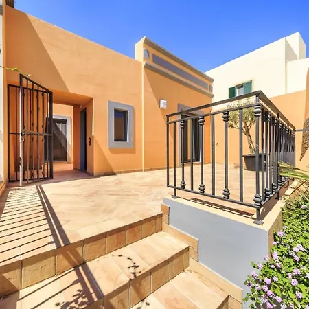 Spacious House With Sea View In Quelfes, Shared Pool Holiday home Quelfes