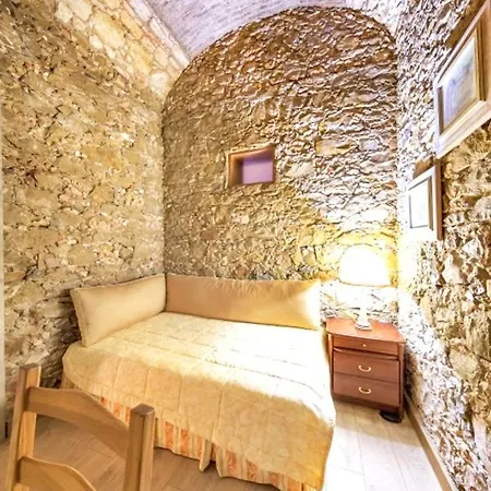 Spacious House With Sea View In Quelfes, Shared Pool Holiday home Quelfes