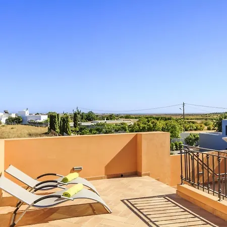 Holiday home Spacious House With Sea View In Quelfes, Shared Pool Quelfes