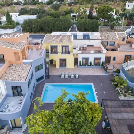 Spacious House With Sea View In Quelfes, Shared Pool