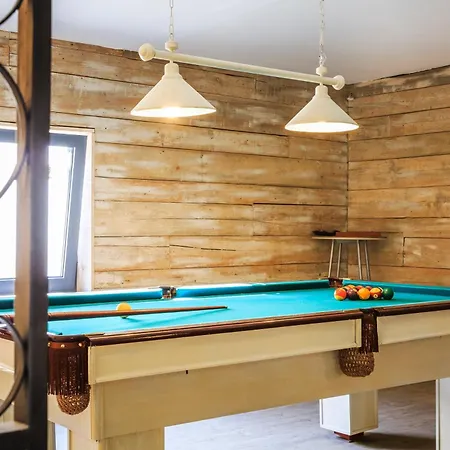 Spacious House With Sea View In Quelfes, Shared Pool بيت للعطل