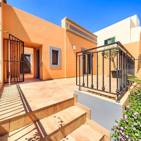 Spacious House With Sea View In Quelfes, Shared Pool * Quelfes