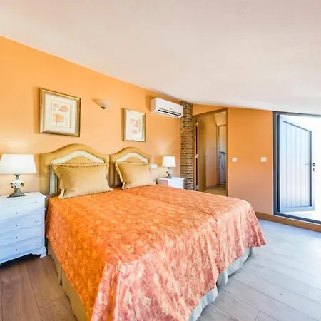 Spacious House With Sea View In Quelfes, Shared Pool