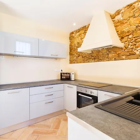 Spacious House With Sea View In Quelfes, Shared Pool Vakantiehuis