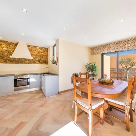 Vakantiehuis Spacious House With Sea View In Quelfes, Shared Pool