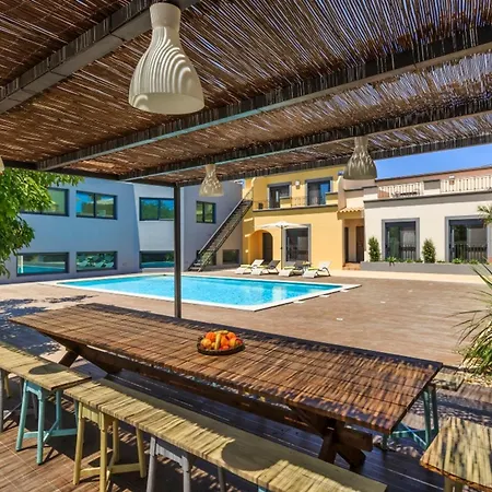 Vakantiehuis Spacious House With Sea View In Quelfes, Shared Pool Quelfes
