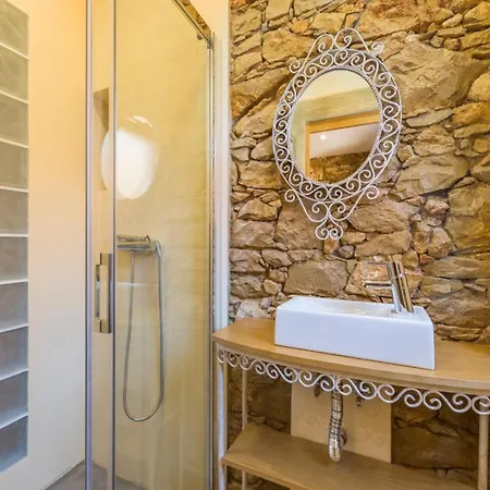 Spacious House With Sea View In Quelfes, Shared Pool Vakantiehuis