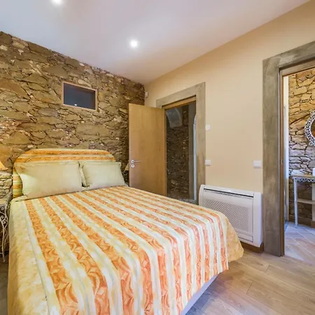 Hébergement de vacances Spacious House With Sea View In Quelfes, Shared Pool *