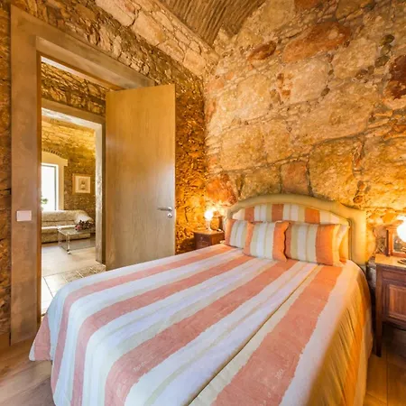 Hébergement de vacances Spacious House With Sea View In Quelfes, Shared Pool *