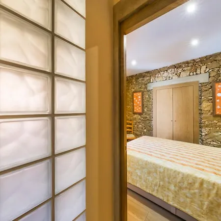 Vakantiehuis Spacious House With Sea View In Quelfes, Shared Pool *