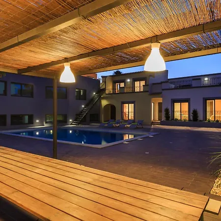 Vakantiehuis Spacious House With Sea View In Quelfes, Shared Pool