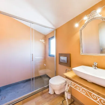 Spacious House With Sea View In Quelfes, Shared Pool