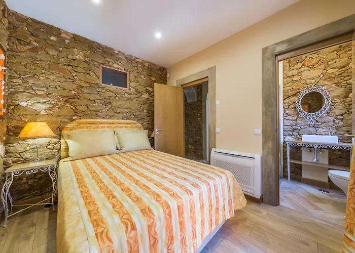 別荘 Spacious House With Sea View In Quelfes, Shared Pool *