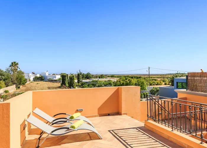 Spacious House With Sea View In Quelfes, Shared Pool