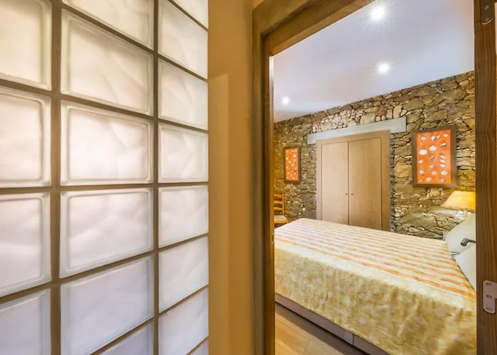 別荘 Spacious House With Sea View In Quelfes, Shared Pool *