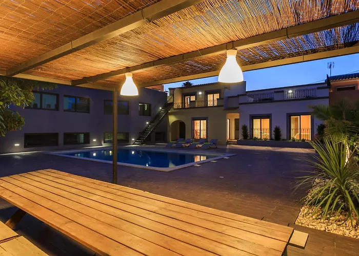 別荘 Spacious House With Sea View In Quelfes, Shared Pool