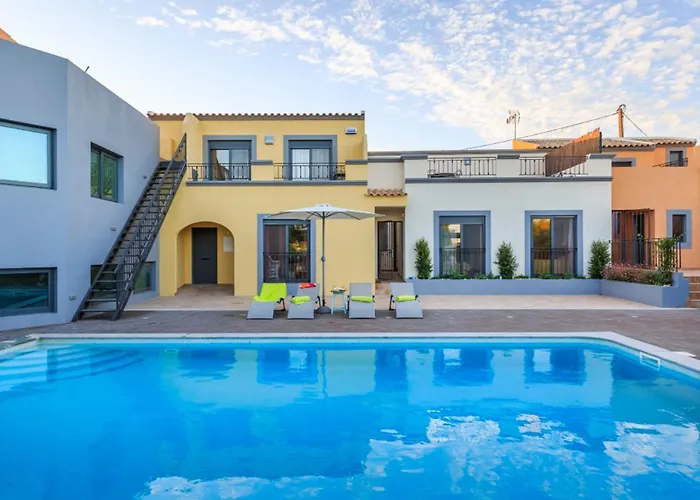 Spacious House With Sea View In Quelfes, Shared Pool Quelfes