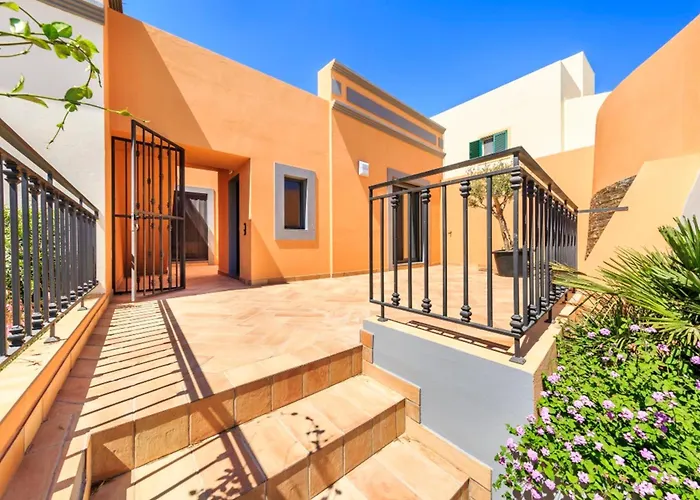 Spacious House With Sea View In Quelfes, Shared Pool * Quelfes