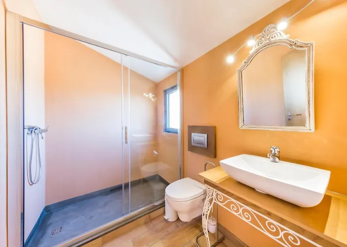 Spacious House With Sea View In Quelfes, Shared Pool