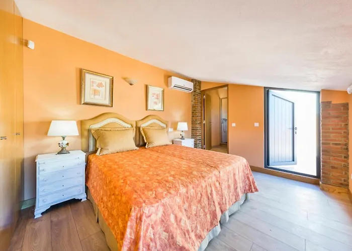 Spacious House With Sea View In Quelfes, Shared Pool