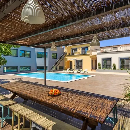 Spacious House With Sea View In Quelfes, Shared Pool بيت للعطل